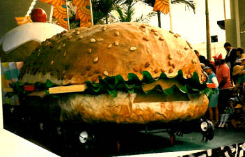 Hamburger on wheels? No! The food floats
                          for the Day Parade were ingeniously carried by
                          ants!